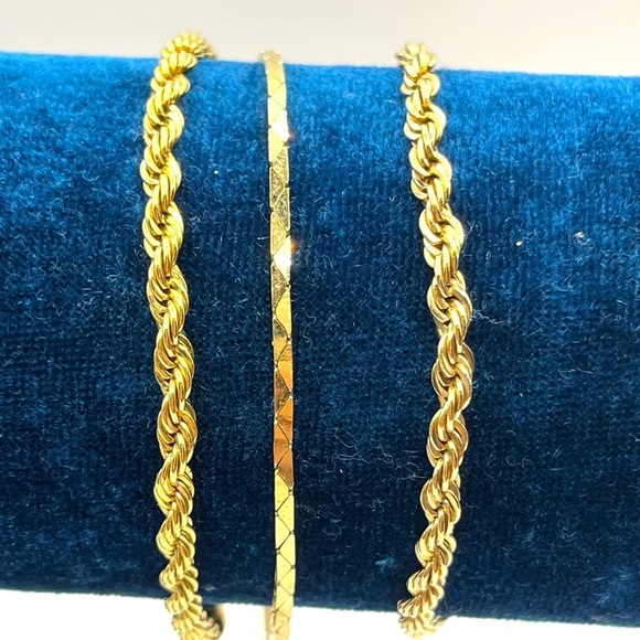 Set of 3 Gold toned bracelets Assorted styles and sizes size 7 - Picture 1 of 10